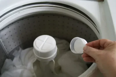 adding-boric-acid-to-the-washing-machine.webp